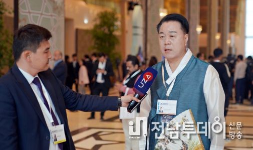 우즈베키스탄에서 열린 제25차 유엔 세계관광기구 총회에서 화순군 모산마을이 제3회 UNWTO 선정 최우수 관광마을로 선정되었다. 사진은 우즈베키스탄 대표 언론 통신사 UZA의 인터뷰를 진행하고 있는 구복규 화순군수의 모습.