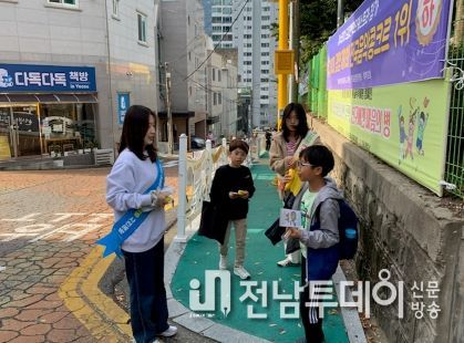 여수시는 영양의 날을 맞아 지난 13일 여수소호초등학교 등 3개교 어린이 1200여명을 대상으로 ‘어린이 건강식생활 실천’ 캠페인을 펼쳤다.