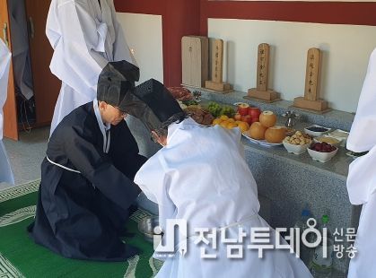 여수시 삼삼면 서도리에 소재한 서산사에서 지난 18일 고장 선도자들의 공덕을 기리는 숭모제가 거행됐다.