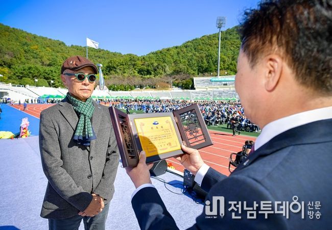 여수출신 국민만화가 허영만 화백이 여수시 홍보대사로 위촉됐다.