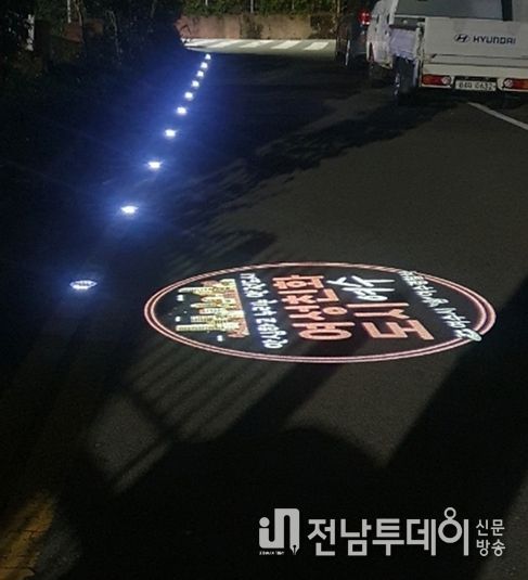 여성친화도시 여수시가 부영여고 일대에 바닥조명 등을 설치하고 시민들이 안전하게 이동할 수 있는 여성안심귀갓길 조성사업을 확대했다.