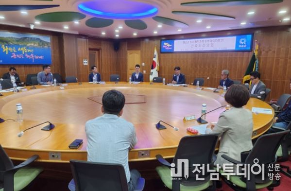 2023년 10월 18일 화순군청 소회의실에서 진행된 간담회 모습.
