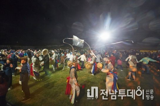 지난 21일 신안군 자은도 뮤지엄파크 특설무대에서 열린 ‘2023 대한민국 문화의 달’ 기념행사 개막식이 끝나고 출연진과 참석자들이 어울려 ‘산다이’를 하고 있다.