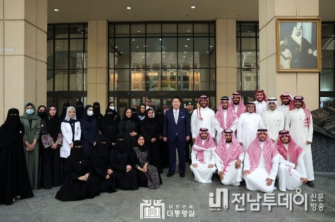 10월 23일 윤석열 대통령은 사우디아라비아의 킹 사우드 대학교를 방문했다.
