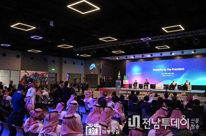 10월 23일 윤석열 대통령은 리야드의 사우디 왕립과학기술원에서 열린 한-사우디 미래기술 파트너십 포럼에 참석했다.