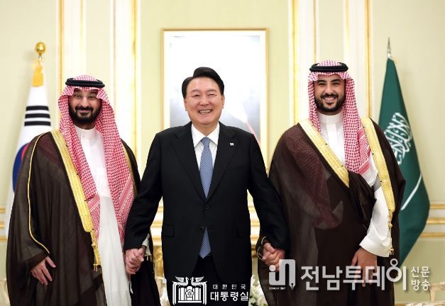 10월 23일 윤석열 대통령은 칼리드 빈 살만 알 사우드 사우디 국방장관과 압둘라 빈 반다르 알 사우드 국가방위부 장관을 접견했다.