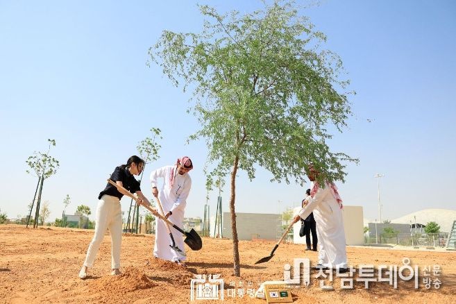 10월 23일 김건희 여사는 사우디아라비아 그린 리야드 프로젝트 현장을 방문했다.