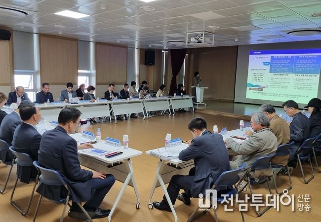 여수시가 민선8기 핵심 공약으로 내세운 여수문화예술재단의 밑그림이 윤곽을 드러내며 재단 설립에 속도가 붙을 전망이다.