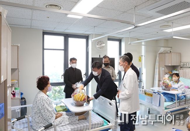 여수시가 여천NCC와 함께하는 저소득 어르신 무릎 인공 관절 수술 및 재활치료 지원을 15년째 이어오며 시민들의 호평을 얻고 있다.