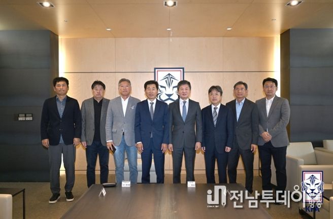 정몽규 대한축구협회장(오른쪽에서 네번째)과 대학축구연맹 관계자 및 지도자들이 24일 축구회관에서 올해 세차례에 걸친 대학축구상생 협의결과를 공유하는 자리를 가졌다.