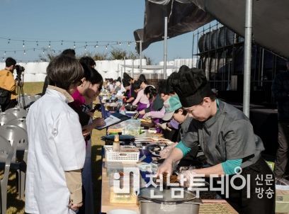 20일 신안 김밥 경연대회에 참가한 20팀이 경연을 하고 있다.