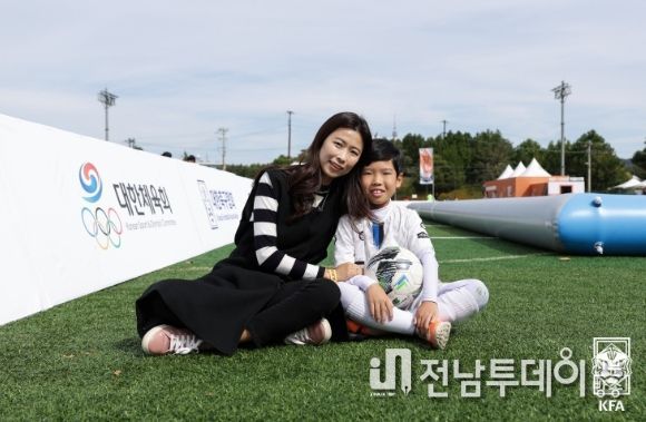 엄마와 함께 다정한 포즈를 취하고 있는 장민준의 모습.
