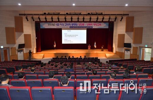 여수시는 지난 26일 여수 문화홀에서 정기명 여수시장을 비롯한 5급 이상 고위직 공무원과 공직유관단체장 130여명을 대상으로 성희롱·성폭력 예방교육을 진행했다.