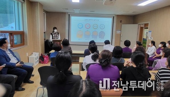 여수시가 지난 25일 여수시립요양병원을 방문해 찾아가는 심폐소생술 교육을 실시했다.