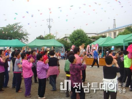 여수시 화정면향우회, 화정면체육회가 오는 28일 진남실내체육관에서 ‘화정면민 화합 한마당’ 행사를 연다.(지난해 행사사진)