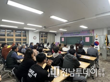 화순 귀농·귀촌학교는 성공적인 농촌 정착을 위한 교육을 지원한다. 사진은 화순 귀농·귀촌학교의 2023년 하반기 제20기 수료식 모습.