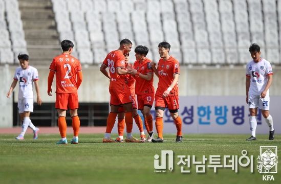 화성FC 선수들이 지난 양주시민과의 경기에서 조영진(등번호 13)의 득점 후 기뻐하고 있다.
