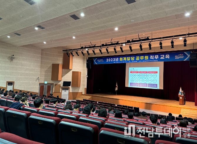 여수시는 지난 27일 여수문화홀에서 ‘회계담당공무원 직무 교육’을 실시해 직원들의 실무 역량을 강화했다.