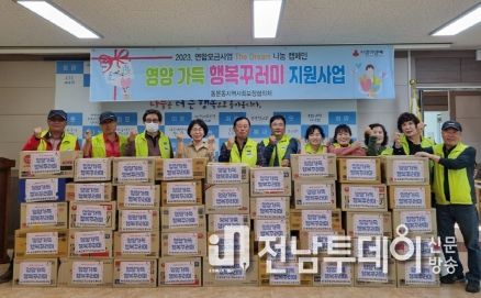 여수시 동문동지역사회보장협의체는 지난 30일 5차 정기회의를 개최하고 홀로 사는 어르신 및 장애인 등 취약계층 50세대를 대상으로 ‘영양듬뿍, 행복꾸러미 나눔 행사’를 가졌다.