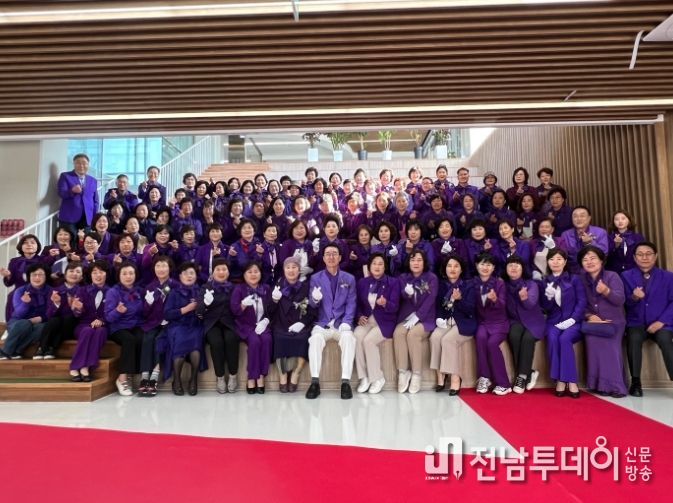 31일 1004 책방 개소식에서 박우량 신안군수와 관계자들이 기념 촬영을 하고 있다