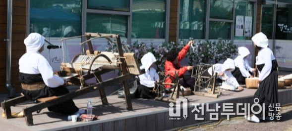 주민들이 직접 베틀을 운전하고 물레를 돌리는 등의 시연을 하고 있다.