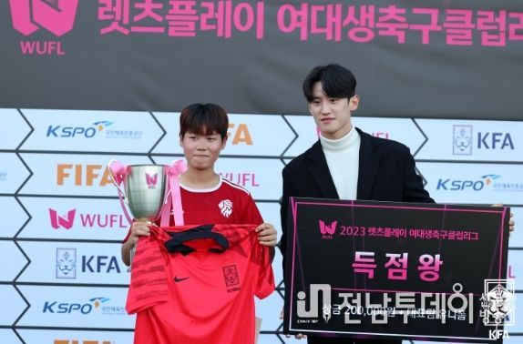 득점왕을 차지한 강서연(왼쪽)이 대회 홍보대사 이대훈으로부터 트로피와 부상을 받은 뒤 기뻐하고 있다.