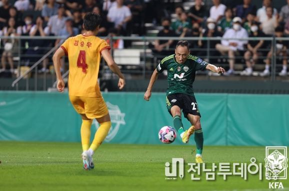 문선민이 지난 6월 광주와의 FA컵 8강에서 크로스를 시도하고 있다.