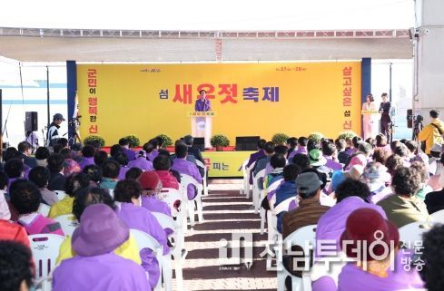 지난 10월 27일 2023년 섬 새우젓 축제 개막식에서 박우량 신안군수가 기념사를 하고 있다.