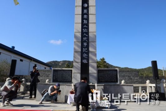 11월 2일 박우량 신안군수가 암태도 소작쟁의 선열에게 분향하고 있다