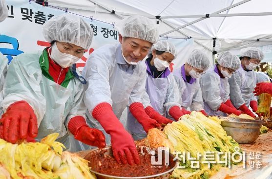 김이강 서구청장은 '제30회 광주김치축제' 에서 ‘서구형 장애인 일자리 사업’에 참여하고 있는 중증장애인 근로자 15명, 서구새마을부녀회 자원봉사자들과 함께 김장김치를 담갔다.