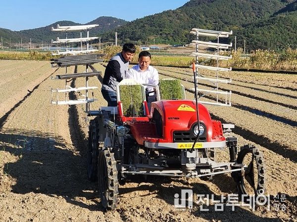 지난 2일 양파 기계화 현장실증에서 농촌진흥청 국립 농업과학원 조용빈 농업공학부장이 직접 양파 기계 정식을 시연하고 있다.