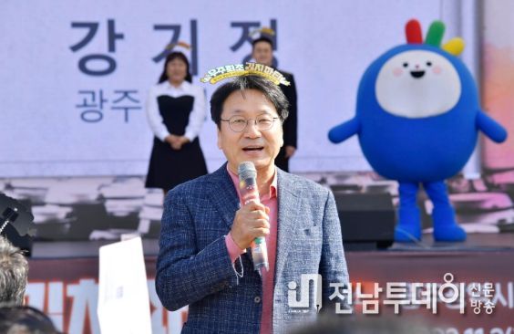 강기정 광주광역시장이 3일 오전 서구 상무시민공원에서 열린 '제30회 광주김치축제 개막식'에 참석해 인사말을 하고 있다./광주광역시 제공