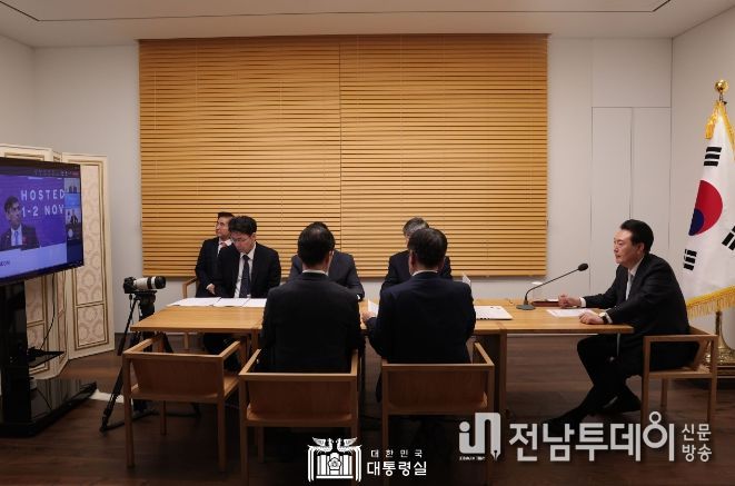11월 2일 윤석열 대통령은 영국에서 열리는 제1차 인공지능(AI) 안전성 정상회의에 화상으로 참석했다.