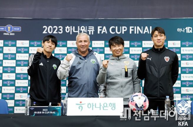 결승전을 하루 앞두고 기자회견에 참석한 양팀 선수와 감독. 왼쪽부터 전북 최철순, 페트레스쿠 감독, 포항 김기동 감독, 김승대.