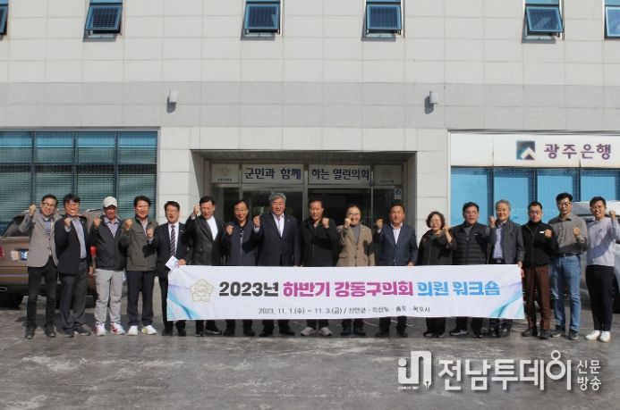 지난 3일 신안군의회를 방문한 강동구의회와 간담회 개최 후 관계자들과 함께 기념 촬영을 하고 있다.