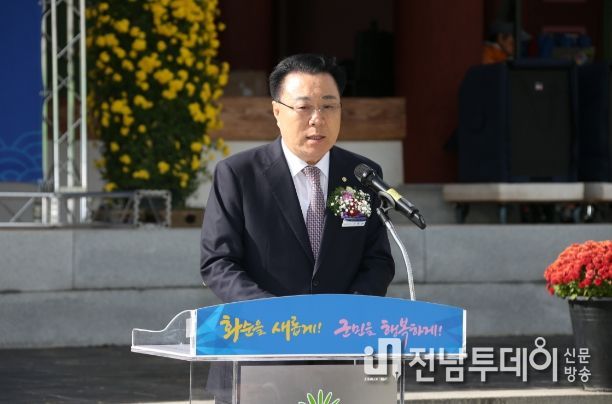 구복규 화순군수가 화순군 문화관광재단 출범 전ㄴ축사를 전하고 있다.