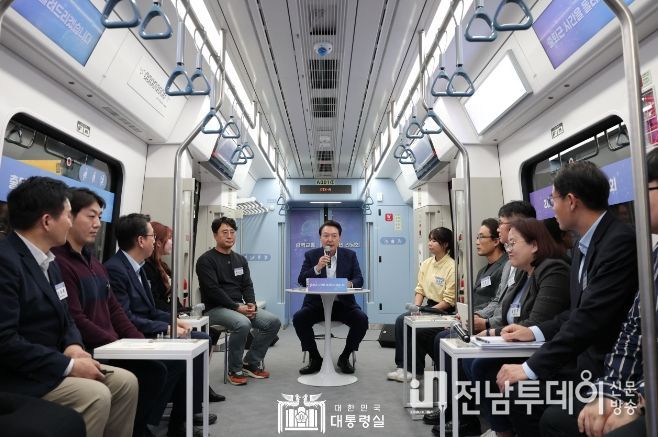 11월 6일 윤석열 대통령은 경기 화성 동탄역 GTX-A 노선 열차에서 열린 광역교통 국민 간담회에 참석했다.