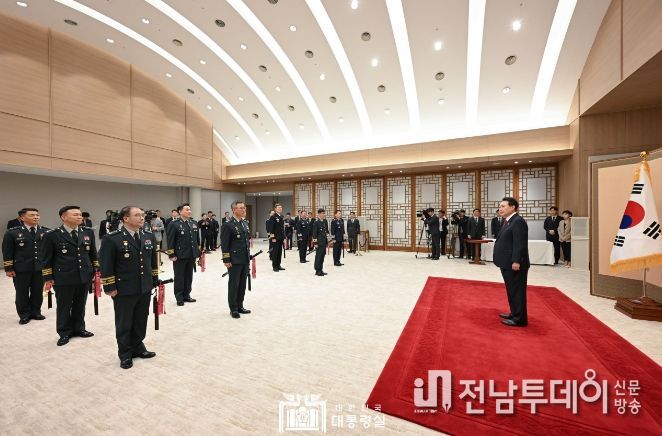 11월 6일 윤석열 대통령은 중장 진급·보직 신고 및 삼정검 수치 수여식을 가졌다.