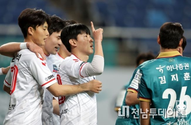 지난 4월 FA컵 경기에 출전한 거제시민축구단 선수단의 모습.