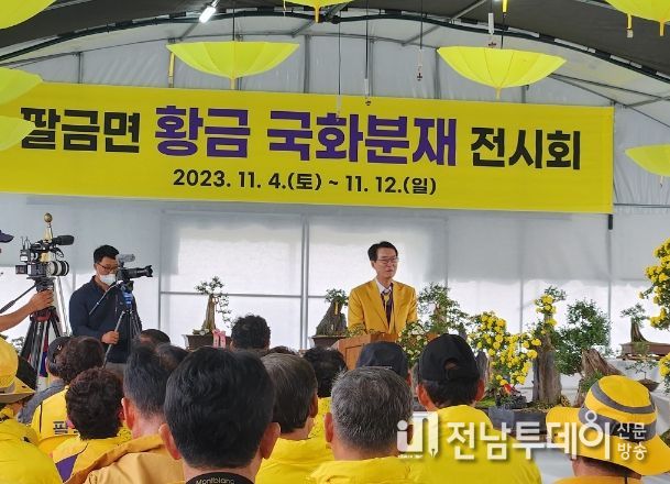4일 팔금면 황금 국화분재 전시회 기념행사에서 박우량 신안군수가 인사말을 하고 있다.