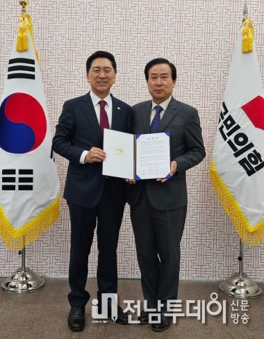 박홍률 목포시장이 김기현 국민의힘 당대표를 만나 전남권 국립의과대학 신설의대 정원 배정을 요청했다.