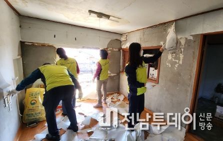 여수시 화양면 지역사회보장협의체는 지난 6일 오랜 수집벽으로 10년 넘게 생활쓰레기를 적재해 주거기능을 상실한 장 모씨(남, 00세) 주택을 대상으로 집수리 봉사를 지원했다.