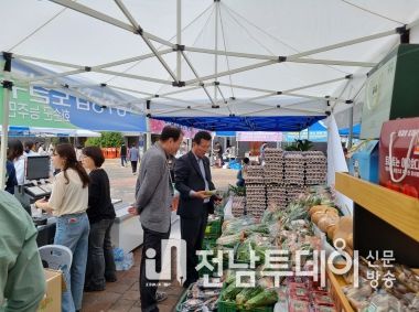 강종철(사진 가운데) 화순 부군수가 둘러보는 보습