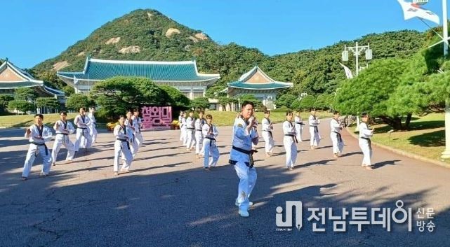 이동섭 국기원장과 국기원 태권도시범단이 지난 10월 청와대에서 2030 세계박람회부산 유치 염원을 담은 태권시범을 선보였다.