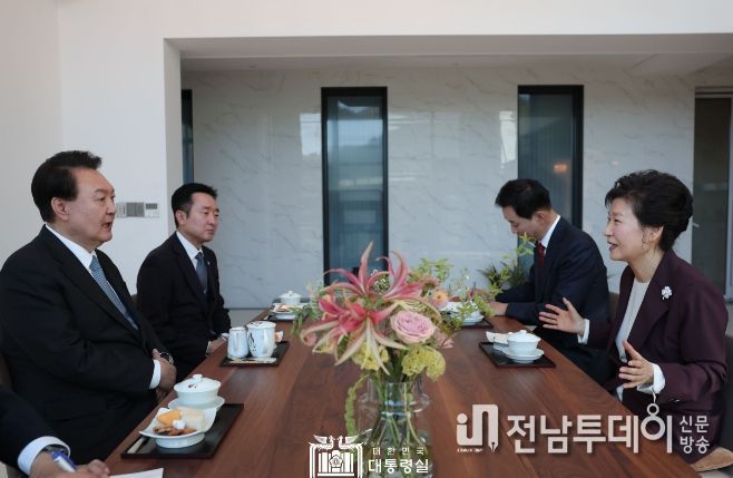 11월 7일 윤석열 대통령은 박근혜 前 대통령의 사저를 방문했다.