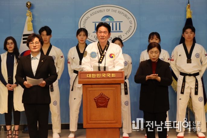 11월8일 국회 소통관에서 열린 기자회견에서 이동섭 국기원장(가운데)이 호소문을 발표하고 있다.