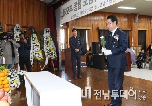 김영록 전라남도지사가 8일 오전 영암군민회관에서 열린 제7회 한국전쟁 전후 민간인 희생자 전라남도 합동위령제에서 헌화하고 있다.
