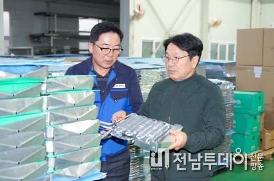 강기정 광주광역시장이 8일 오후 광산구 진곡산단에 위치한 대유위니아 협력업체인 ㈜준테크를 방문해 공장 내부를 둘러보고 있다./광주광역시 제공