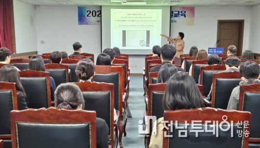 목포시가 민원 담당 공직자를 대상으로 친절교육을 진행했다. / 목포시 제공