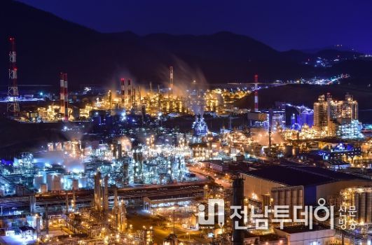 여수시가 지난 8일 산업부 주관 ‘RE100 전주기 공정지원 기술개발 및 실증’사업에 선정되면서 여수국가산단 내 중소중견기업 RE100 지원책이 가시화될 전망이다.
